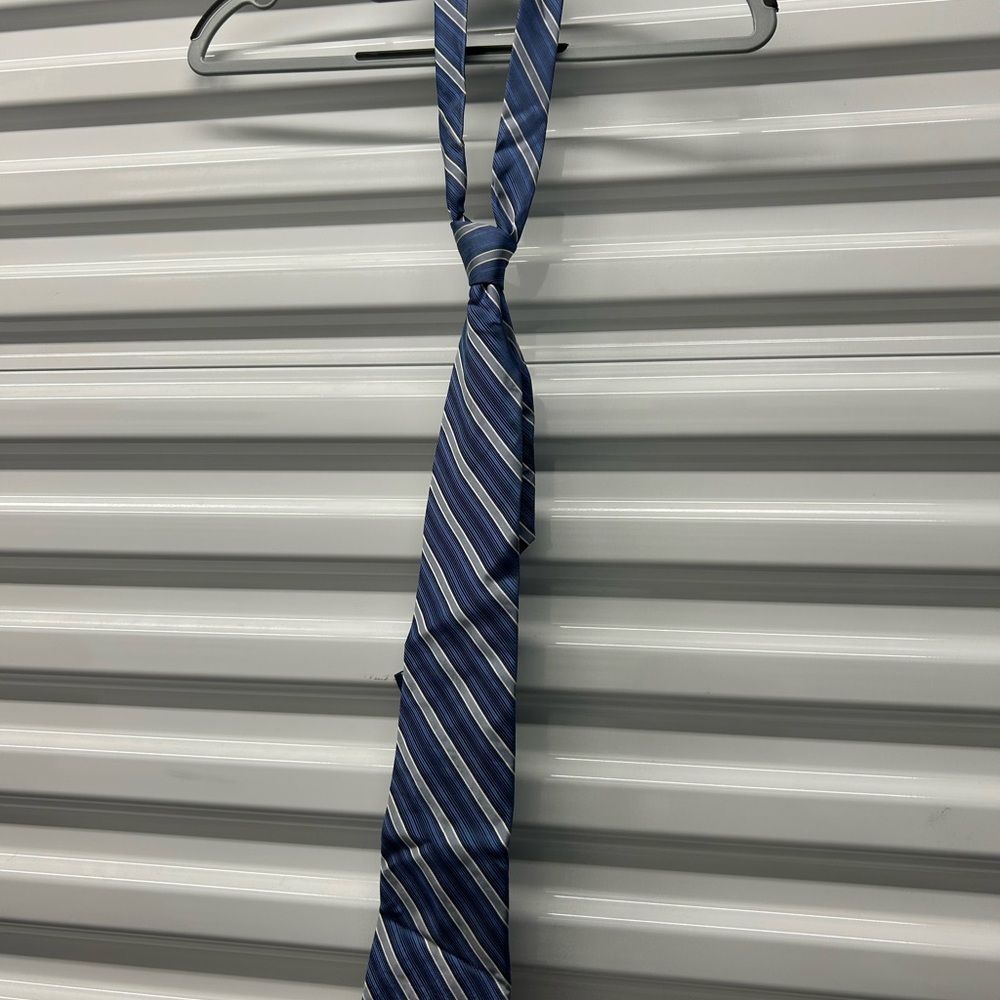 Claiborne Men's Tie – Navy & Light Blue Stripes (Pre-Owned)